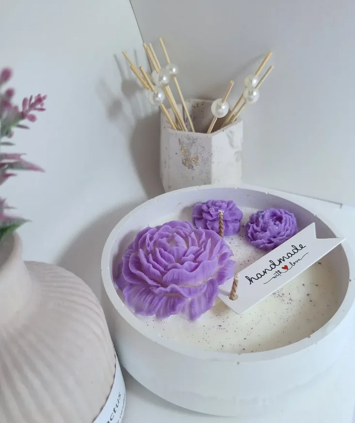 Λιλά κεριά σε σχήμα παιωνίας — handmade